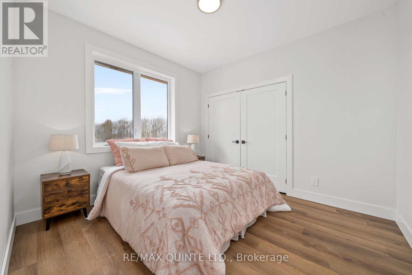 25 LEASIDE DRIVE - 34