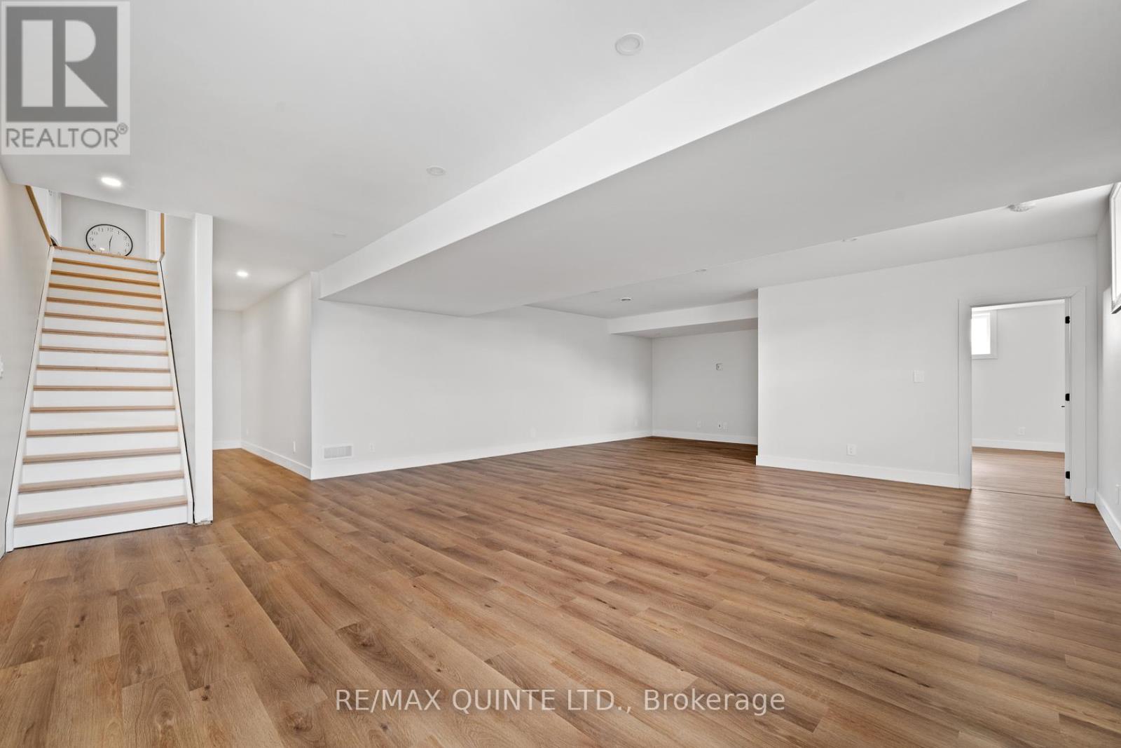 25 LEASIDE DRIVE - 39