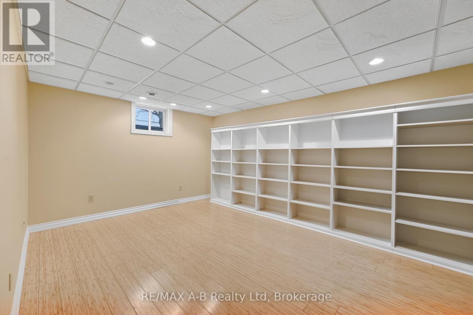 #23 24 GRIFFITHS DRIVE - 17