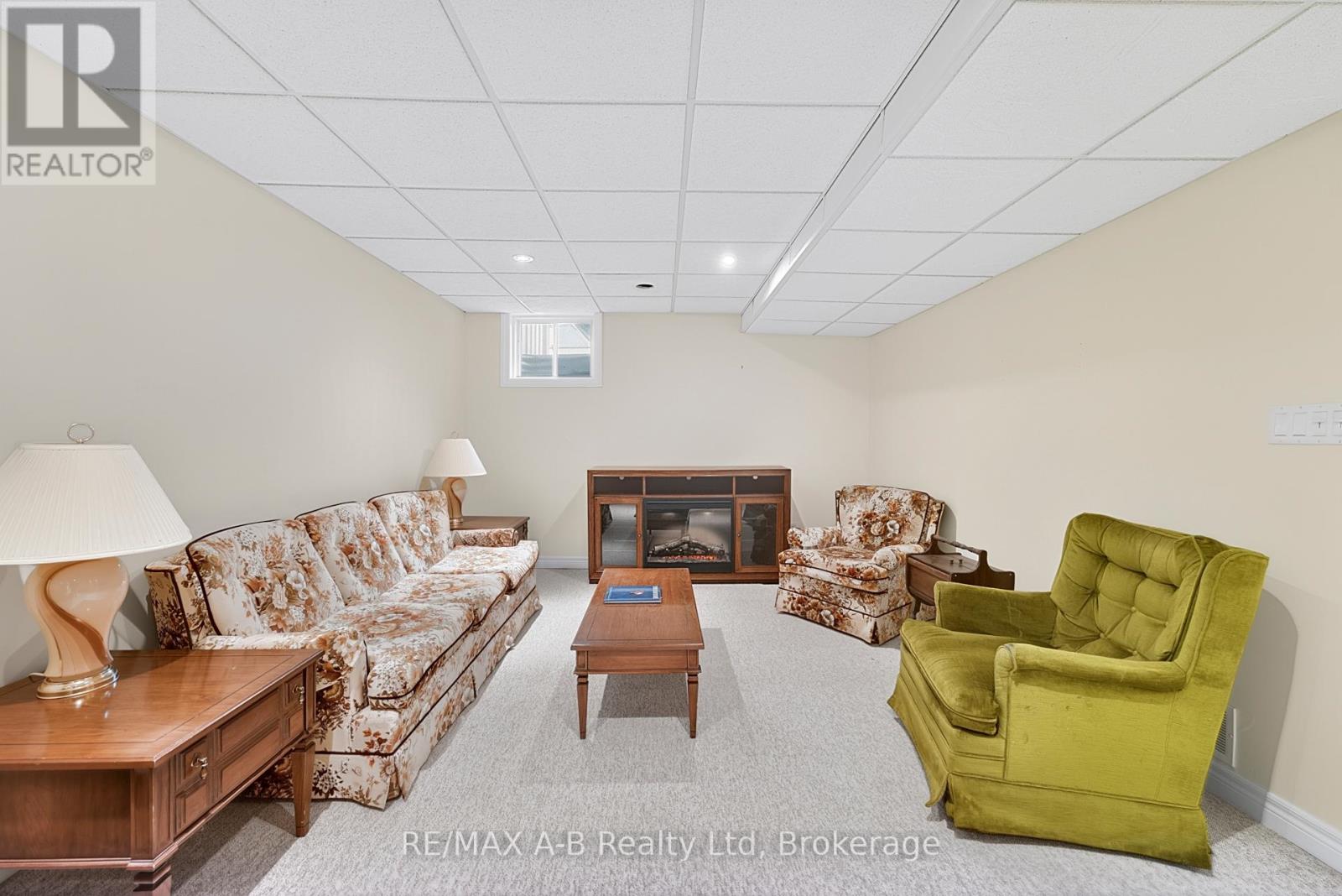 #23 24 GRIFFITHS DRIVE - 19
