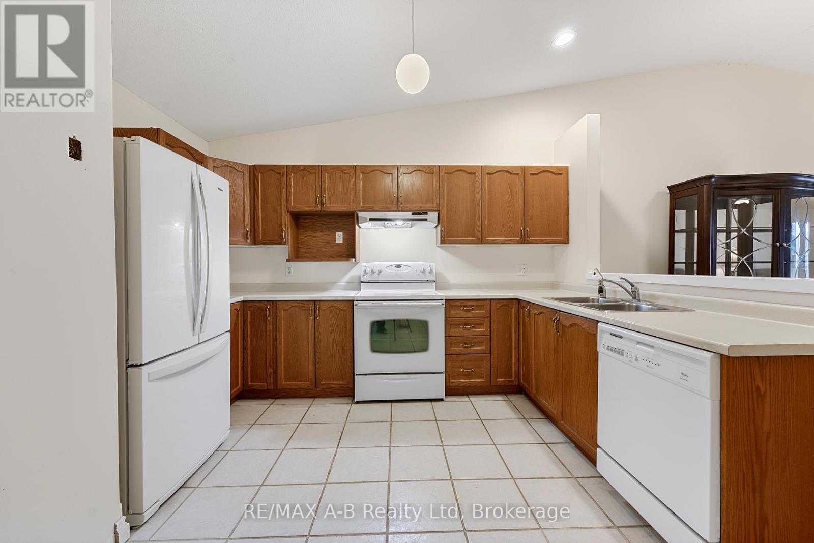 #23 24 GRIFFITHS DRIVE - 4