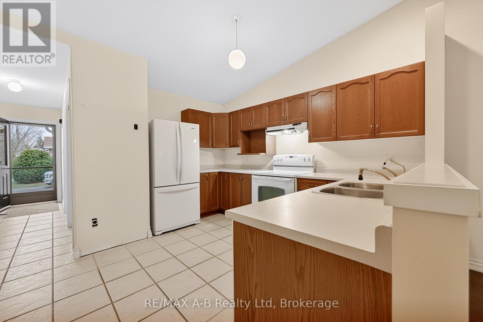 #23 24 GRIFFITHS DRIVE - 6