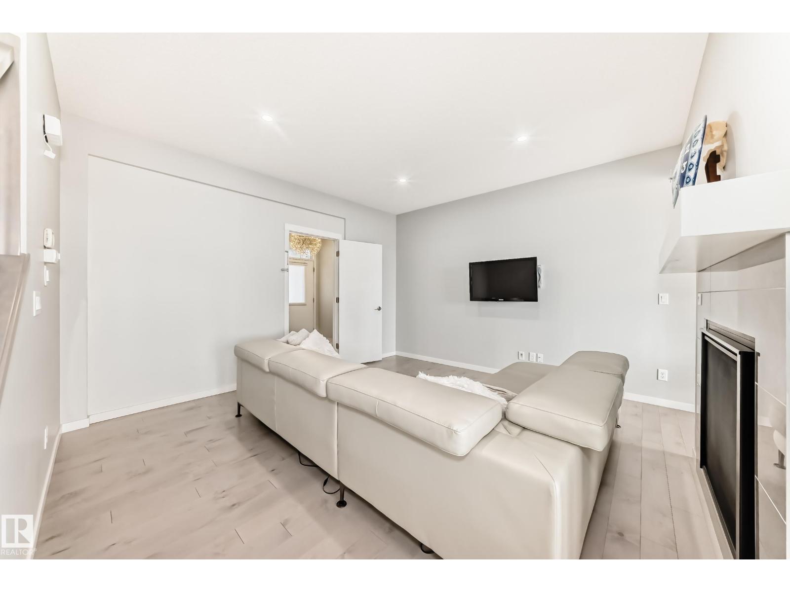2043 51 ST SW - 18