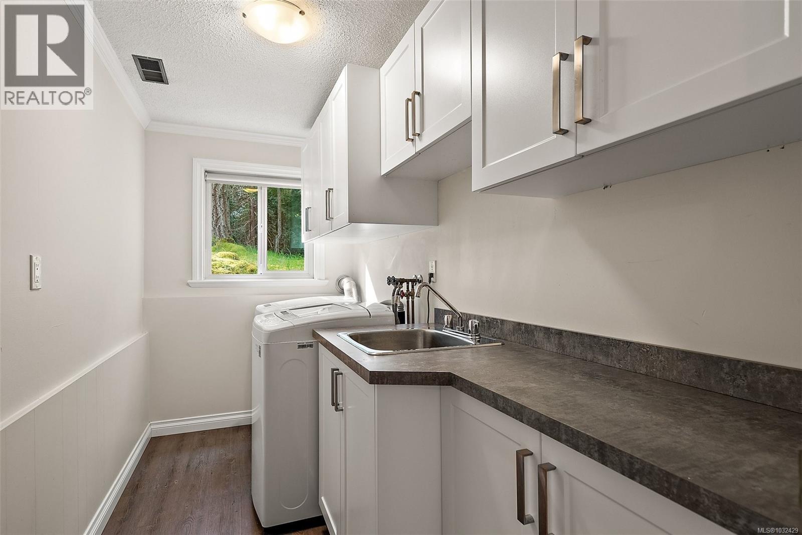 1074 Glen Forest Way, Metchosin