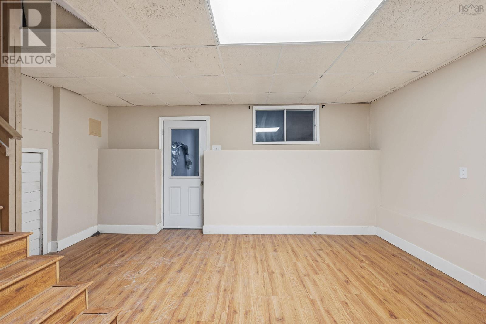 27 GROVE AVENUE - 26