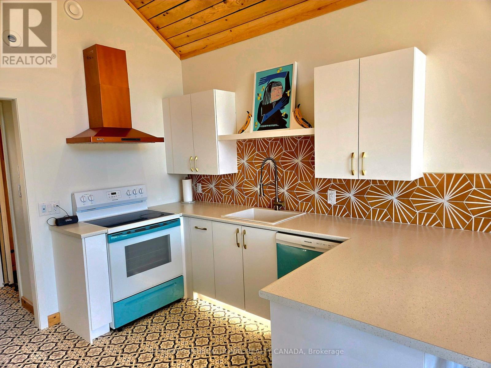 6 MOKI BAY — photo 18