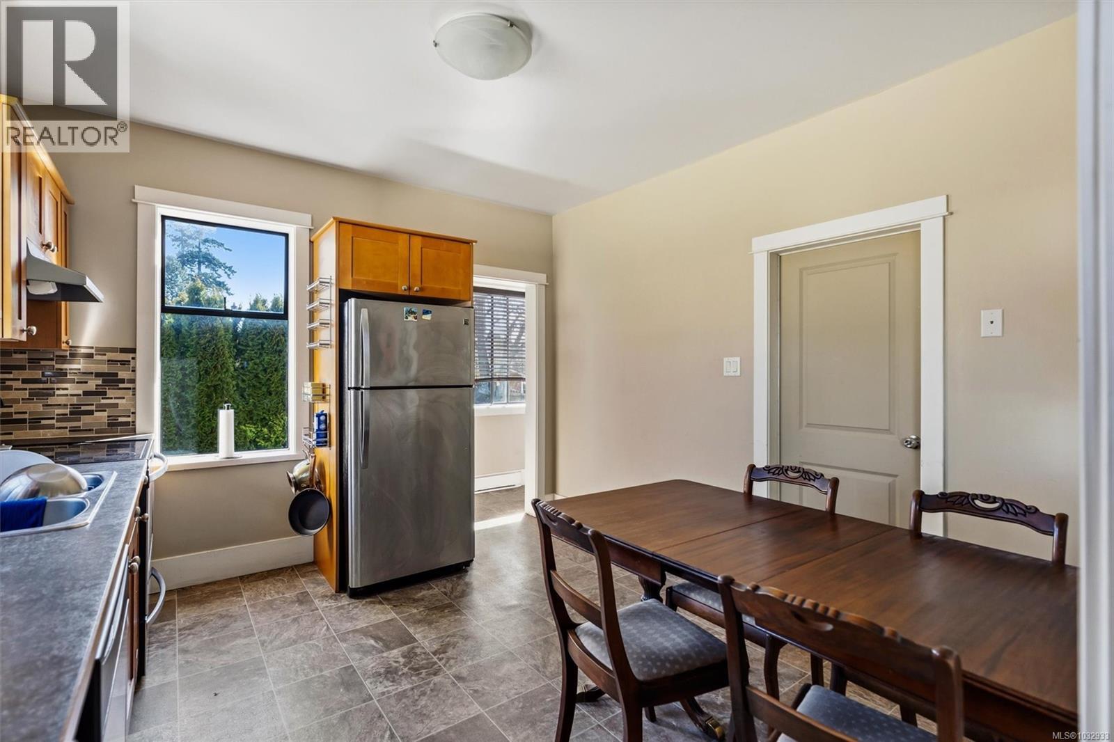 989 Dunsmuir Rd - 11