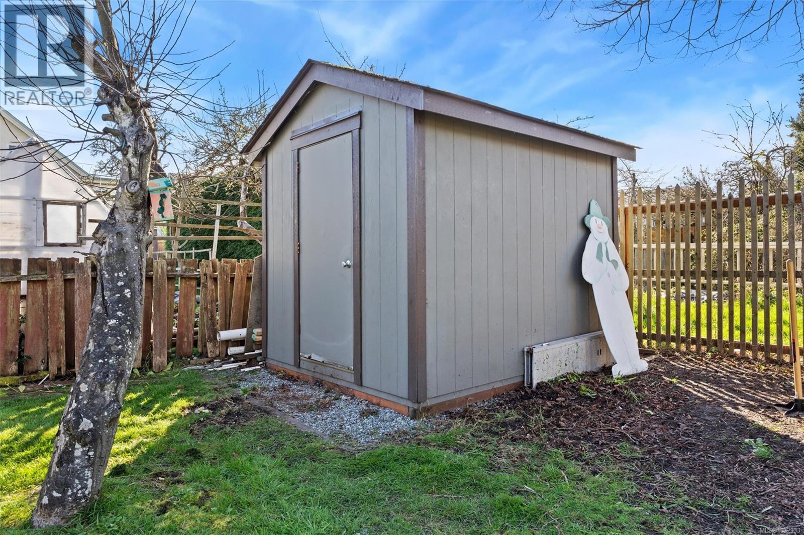 989 Dunsmuir Rd - 38