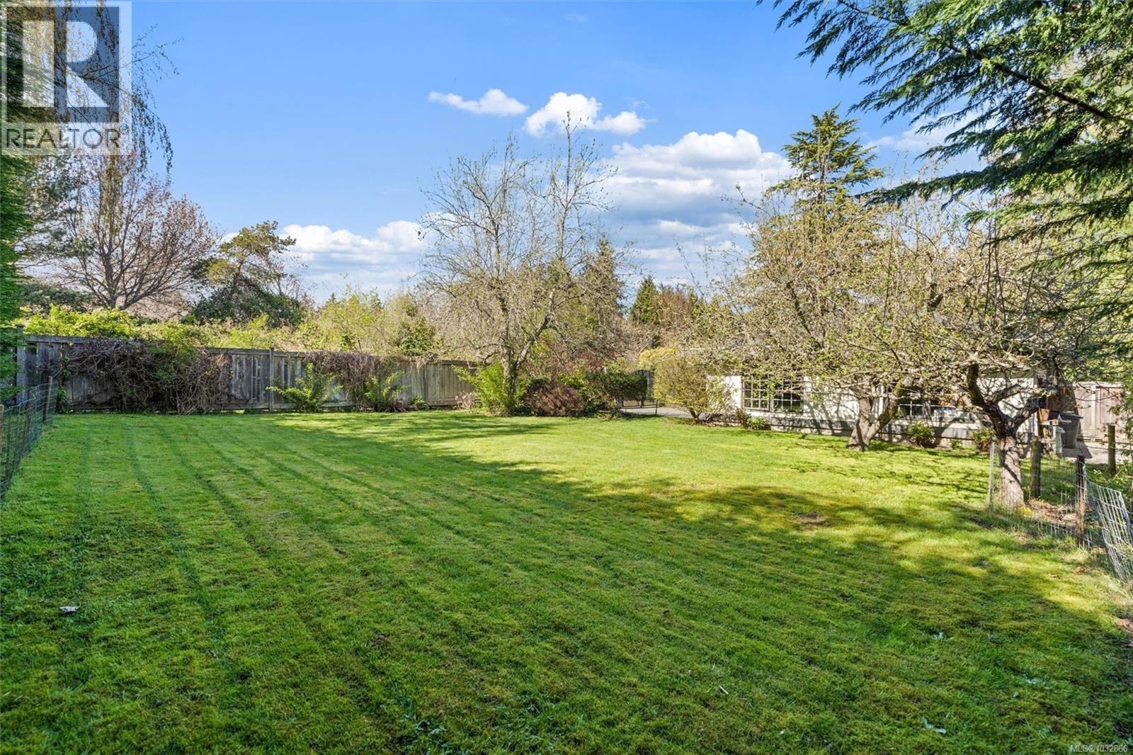 2425 Camelot Rd - 32