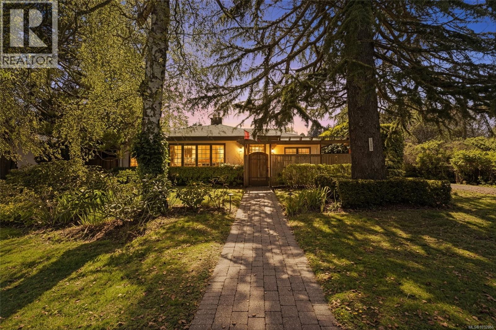 2425 Camelot Rd - 33