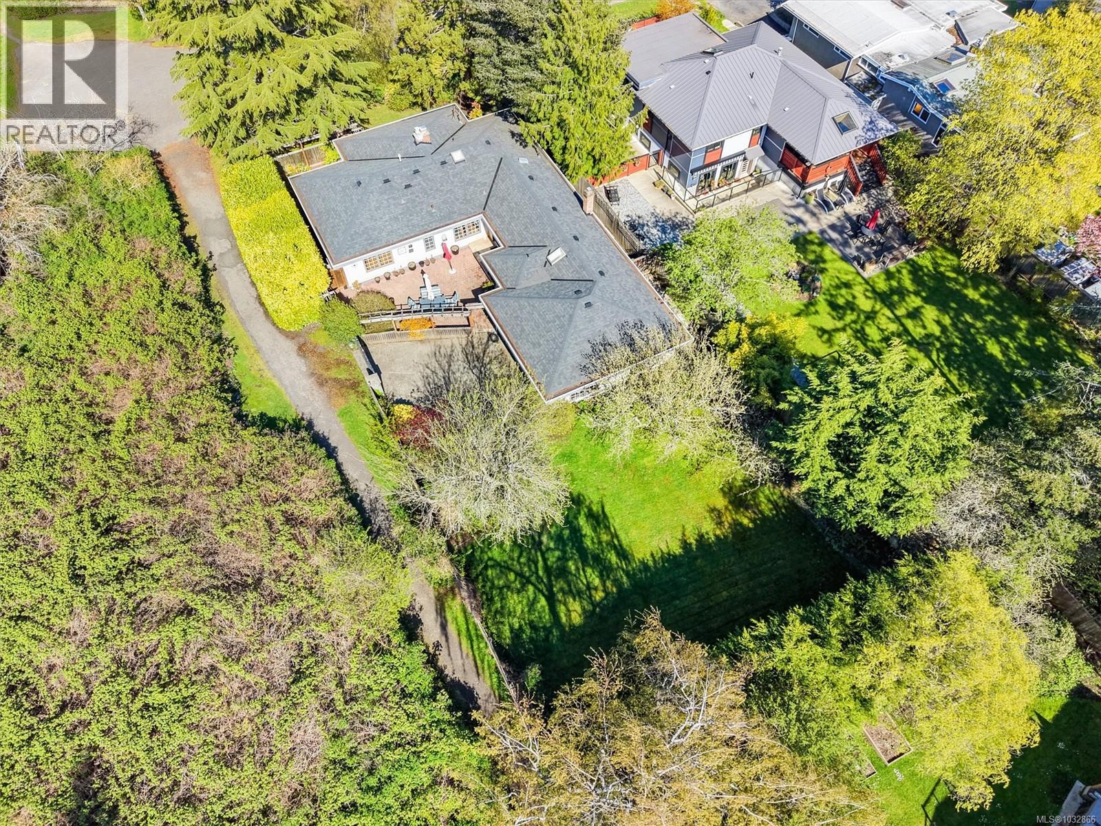 2425 Camelot Rd - 36