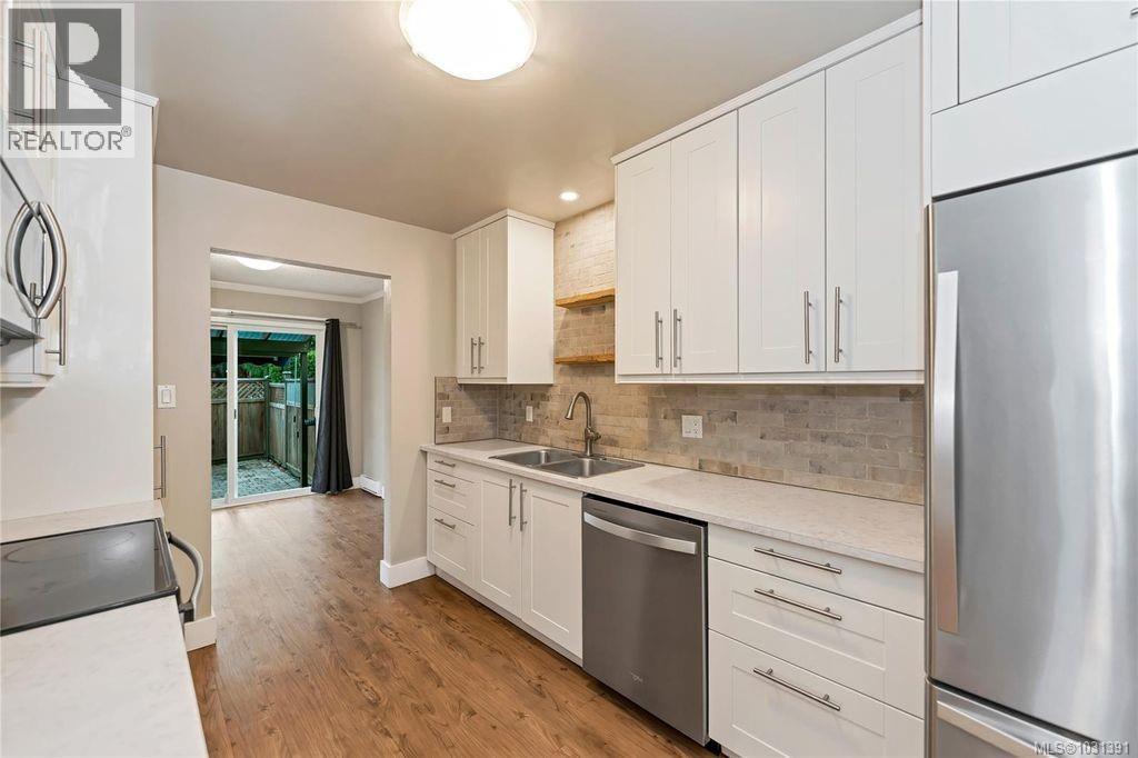 #4 1945 Lisnoe Ave - 16