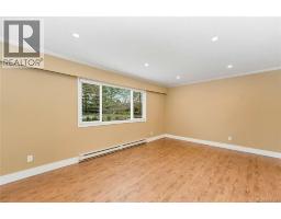 Bathroom - 4 1945 Lisnoe Ave, Central Saanich, BC V8M1T2 Photo 6