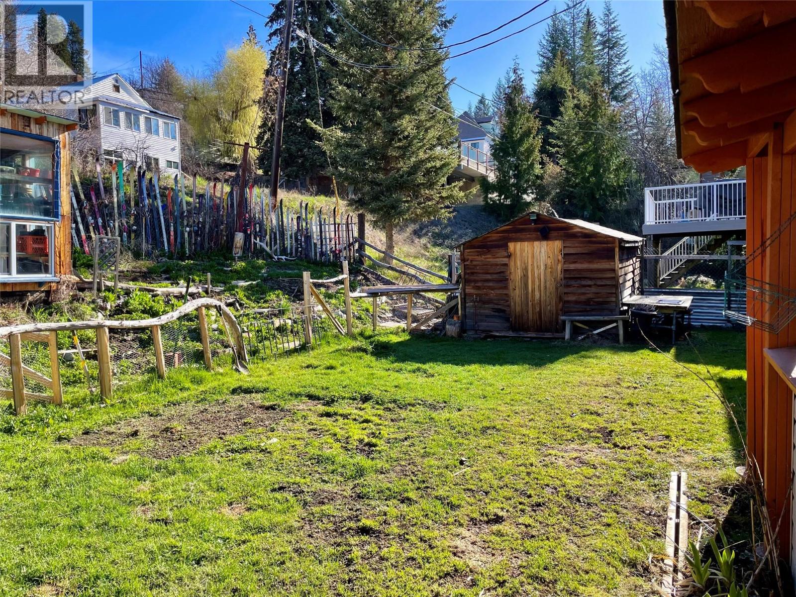 1730 Kootenay Avenue — photo 40