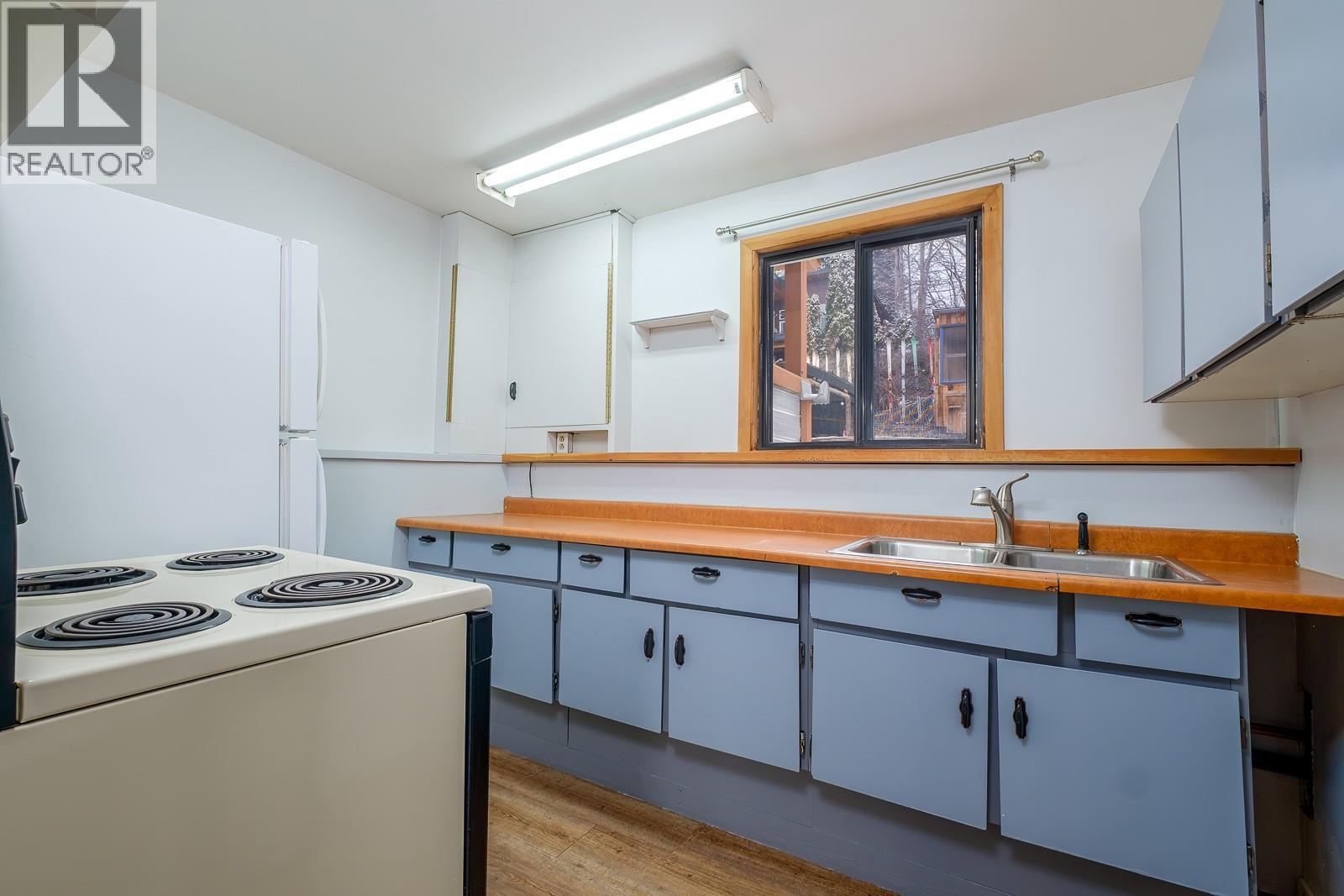 1730 Kootenay Avenue — photo 32