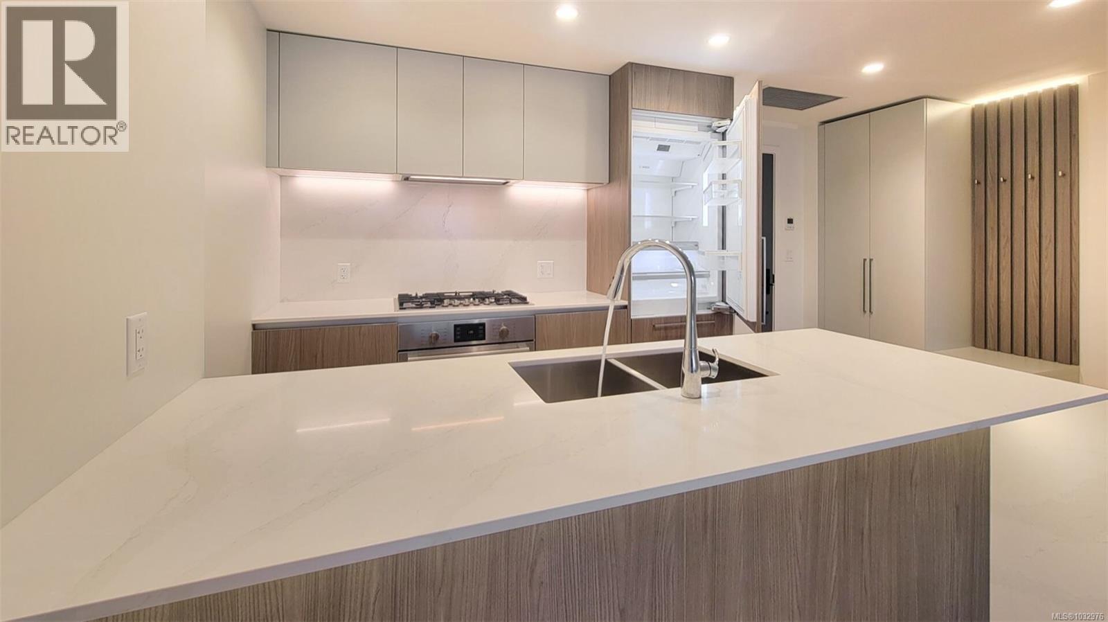 808 2000 Hannington Road, Langford