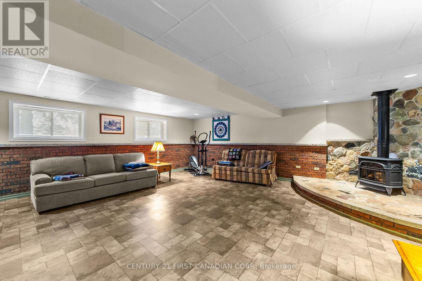 33396 QUEEN STREET Property Photo