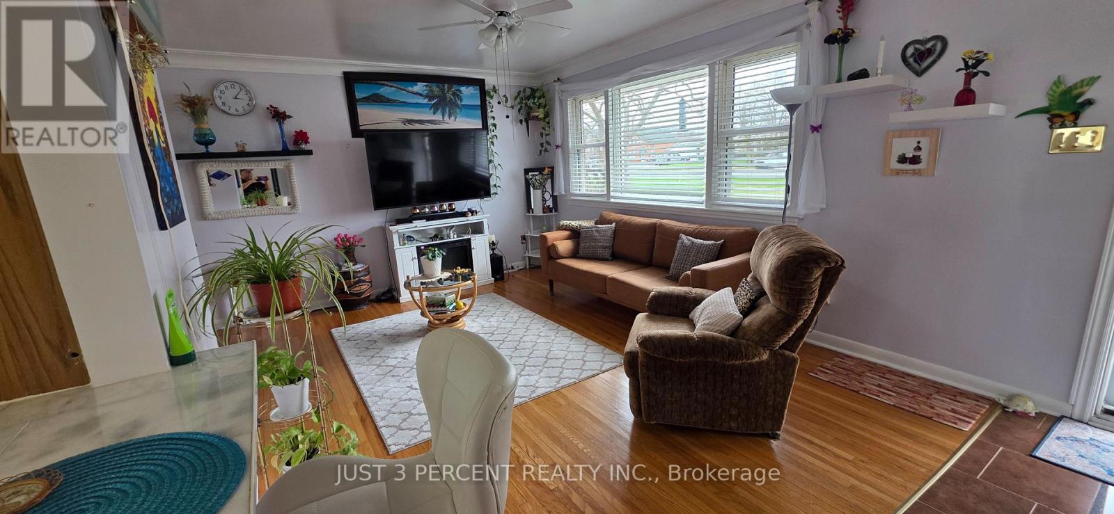 Bright & Spotless Livingroom