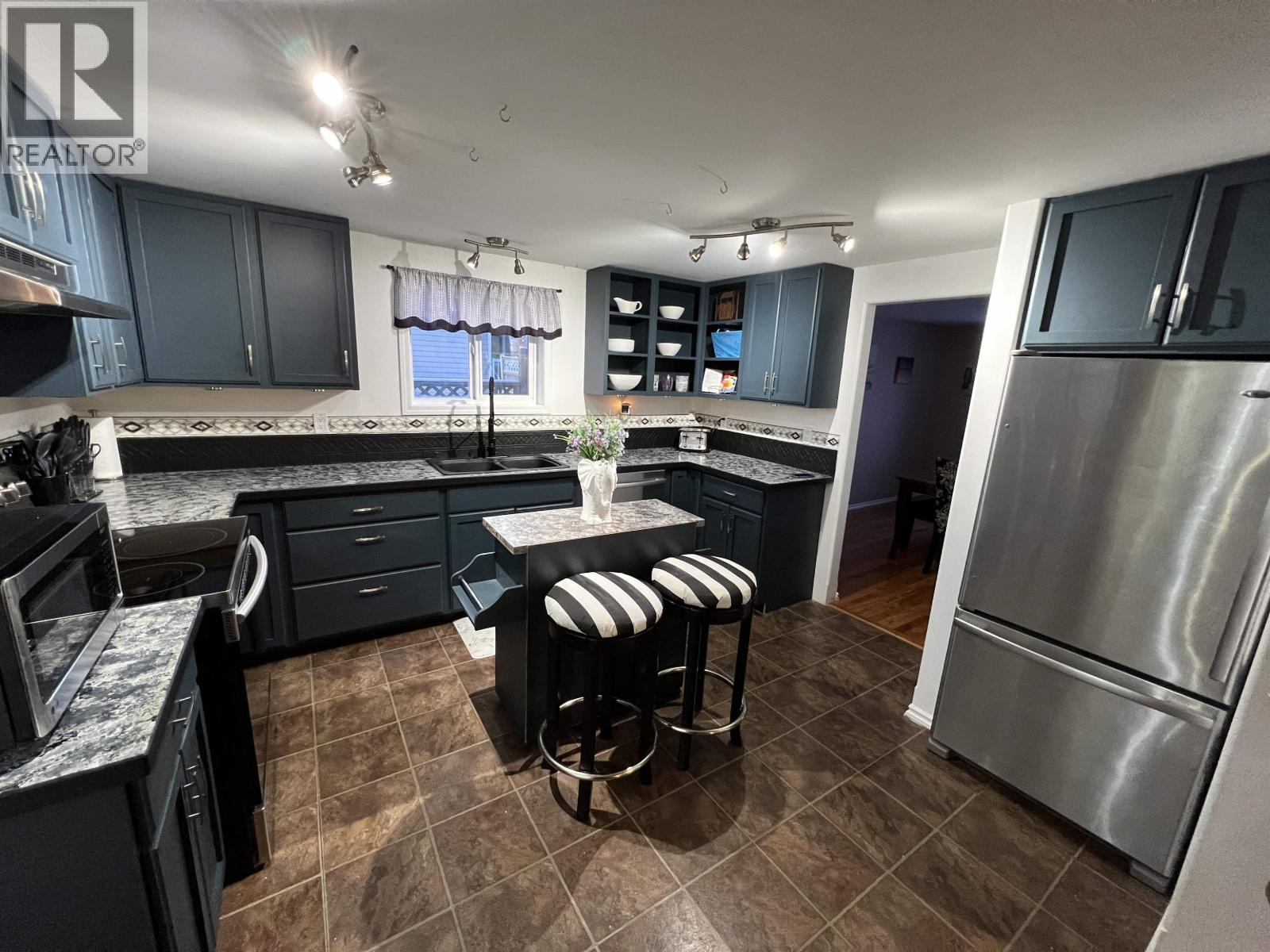 5228 40 STREET - 11