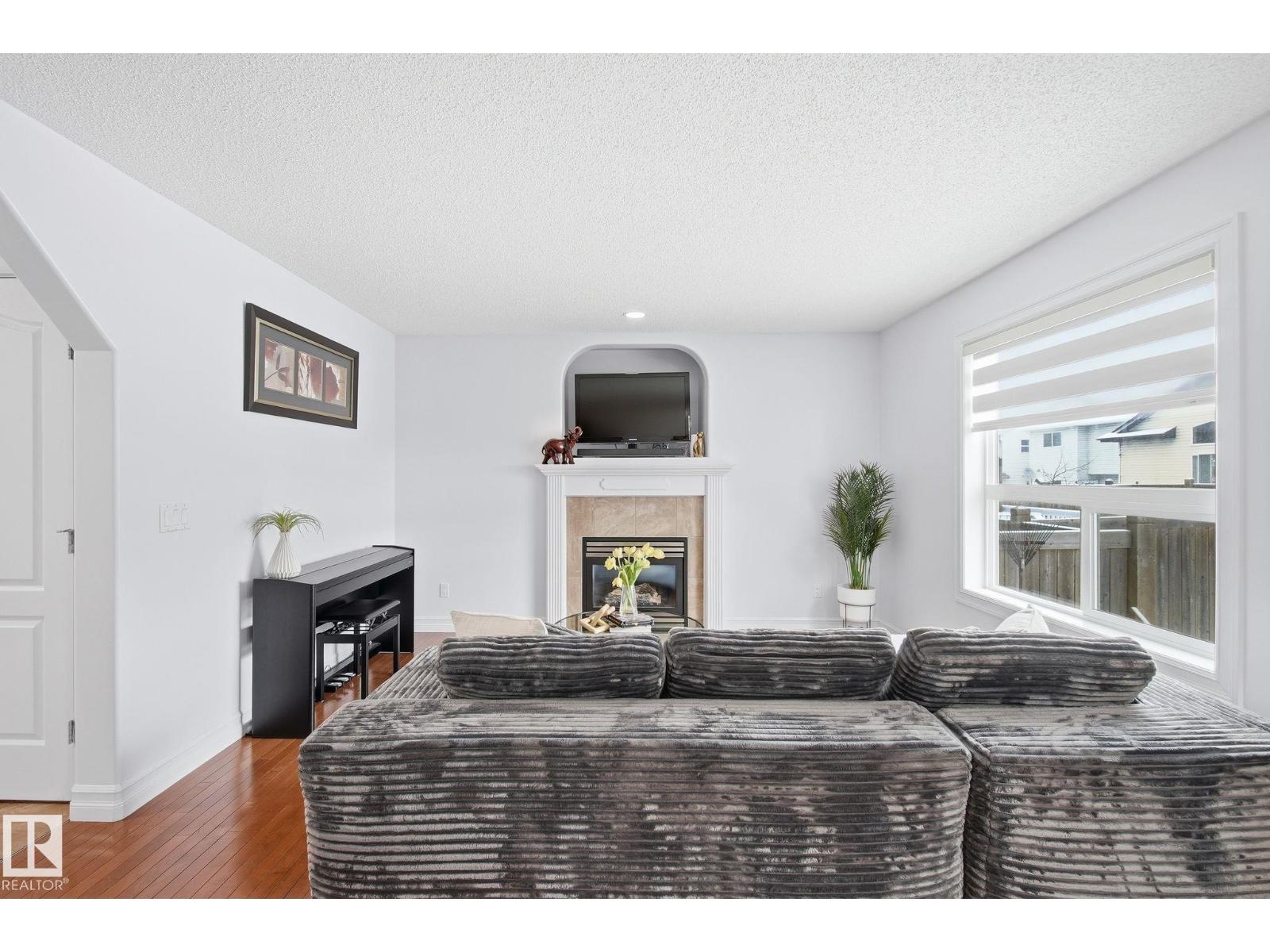 3016 24 AVE NW - 1