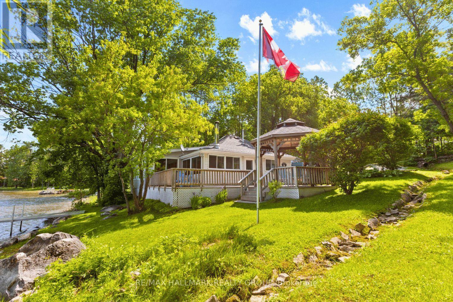 Charming lakefront cottage with mature trees