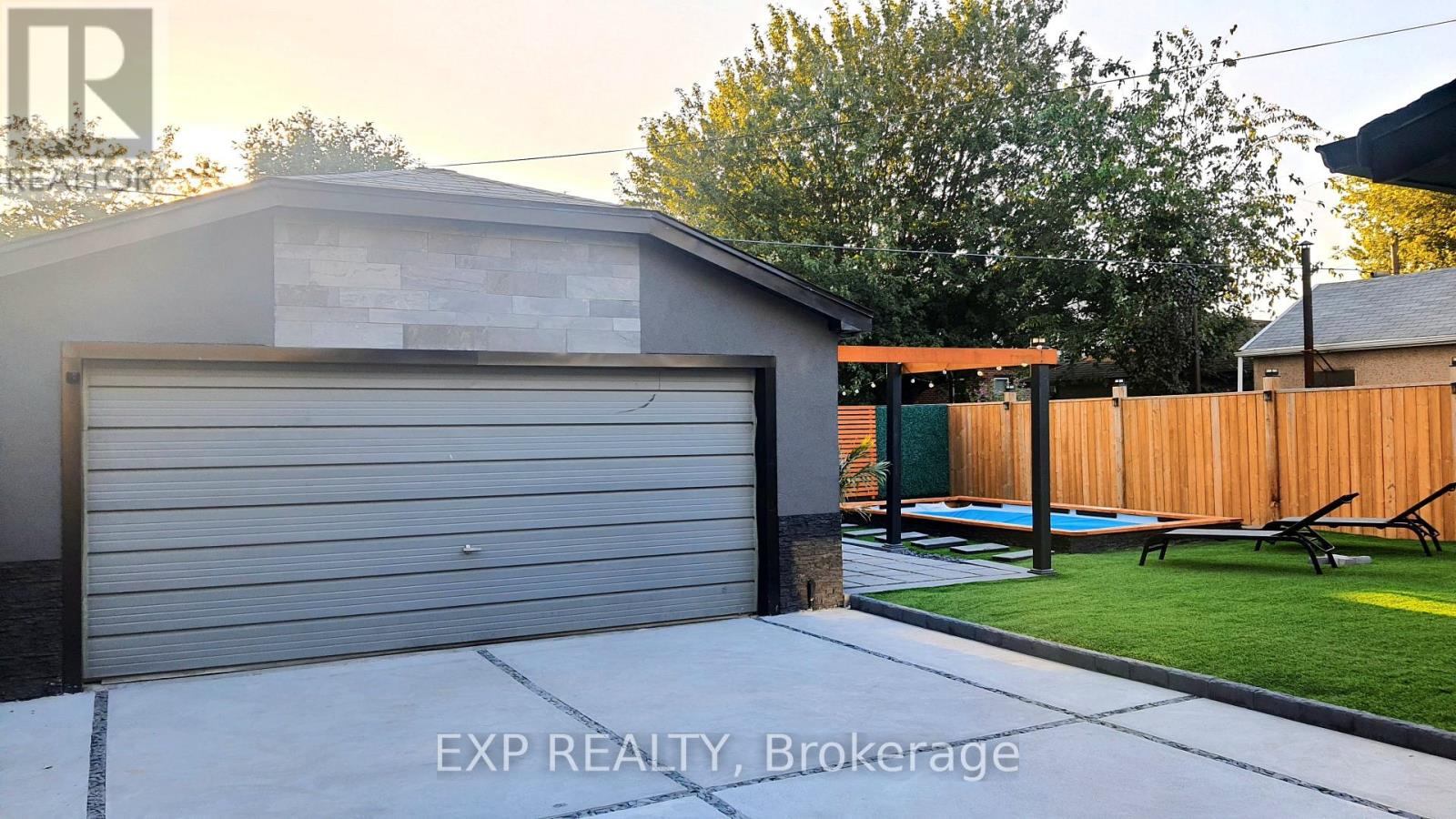249 WALLACE AVENUE S - 4
