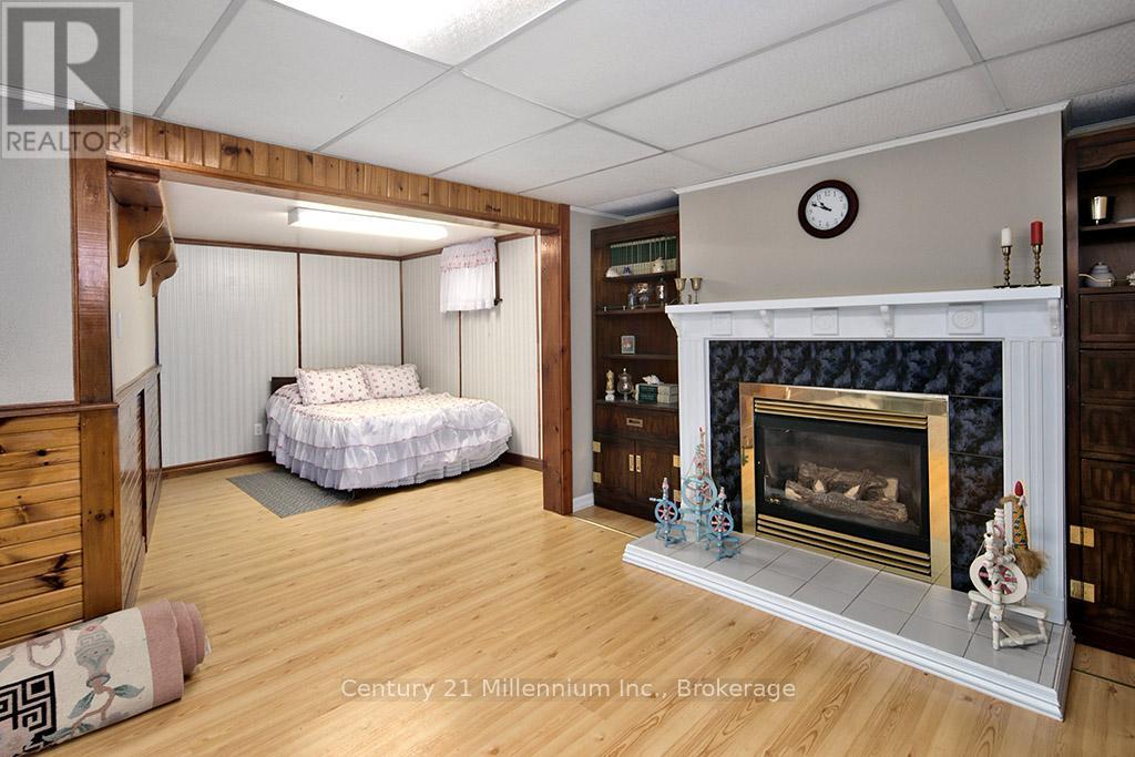 555 SPRUCE STREET - 20