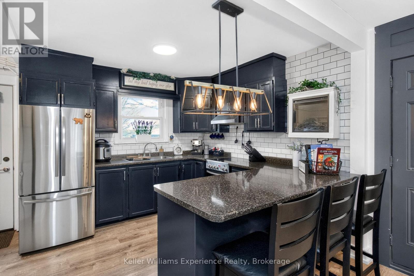 556 JOHNSON STREET - 15