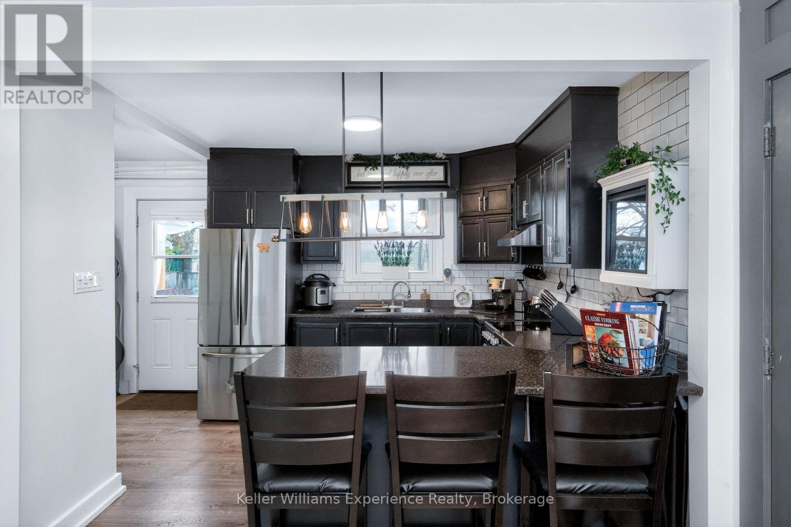 556 JOHNSON STREET - 16