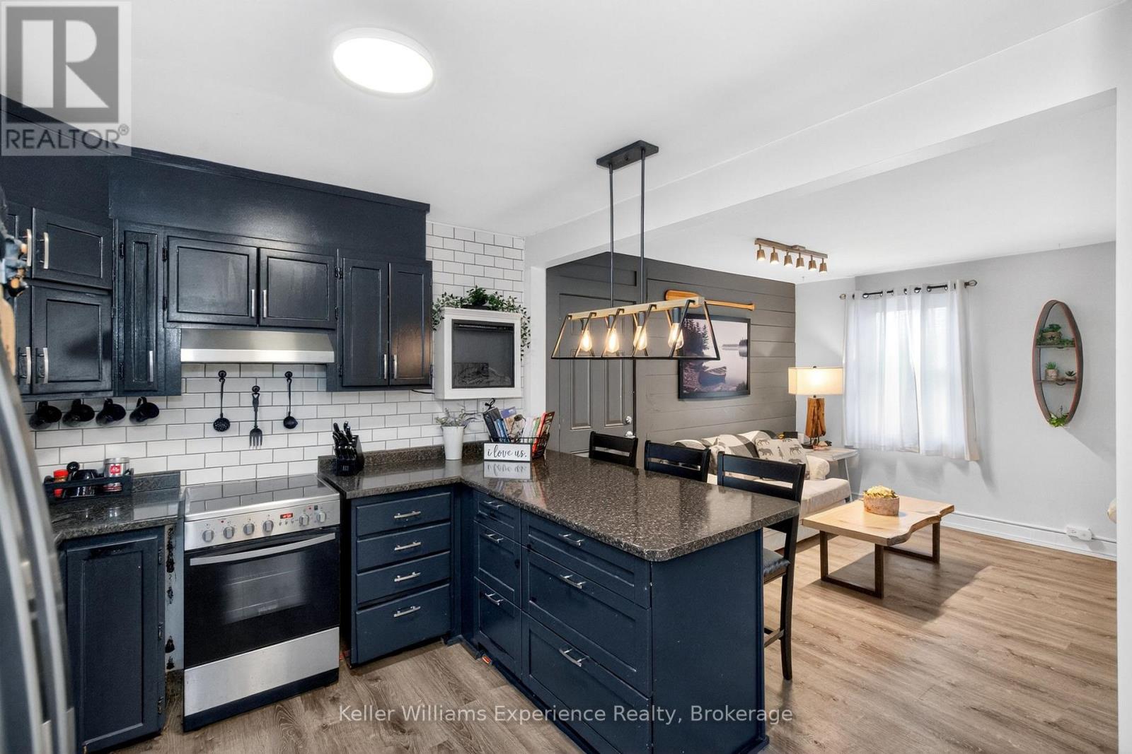 556 JOHNSON STREET - 18