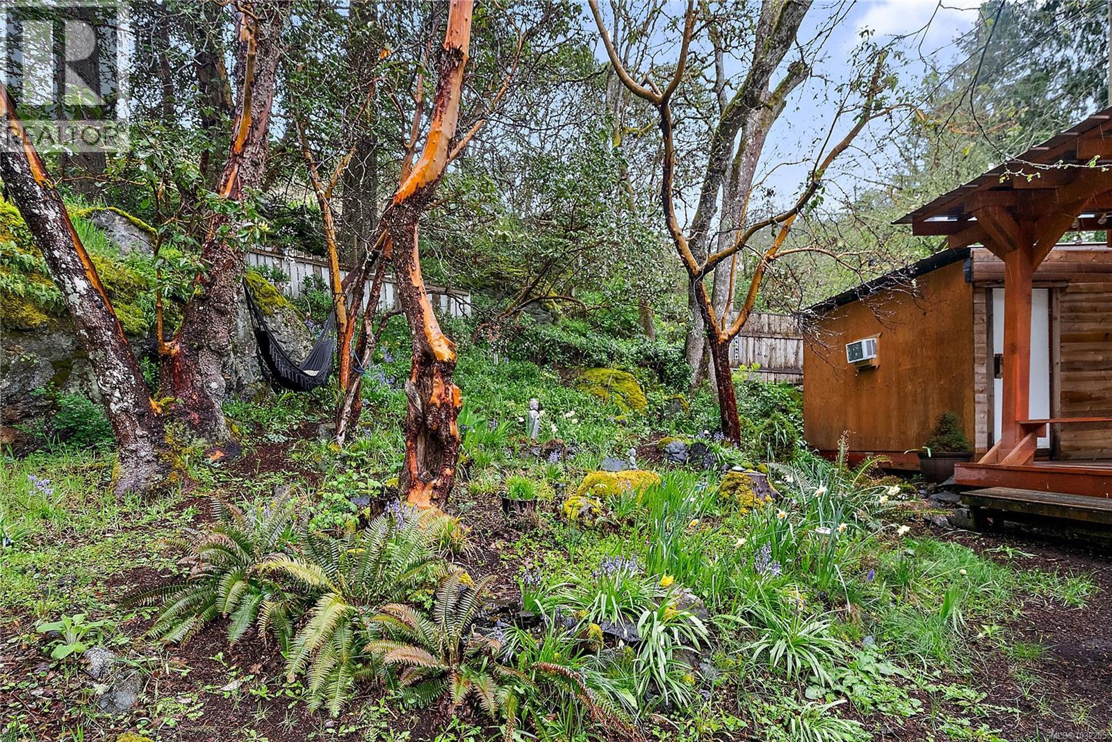 #11 2587 Selwyn Rd - 33