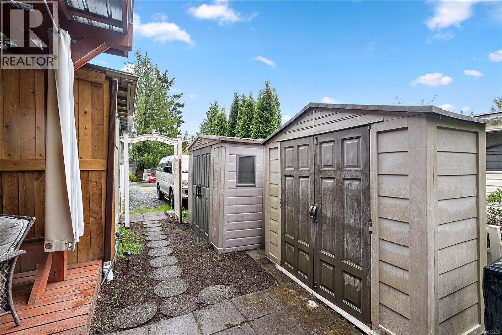 #11 2587 Selwyn Rd - 35