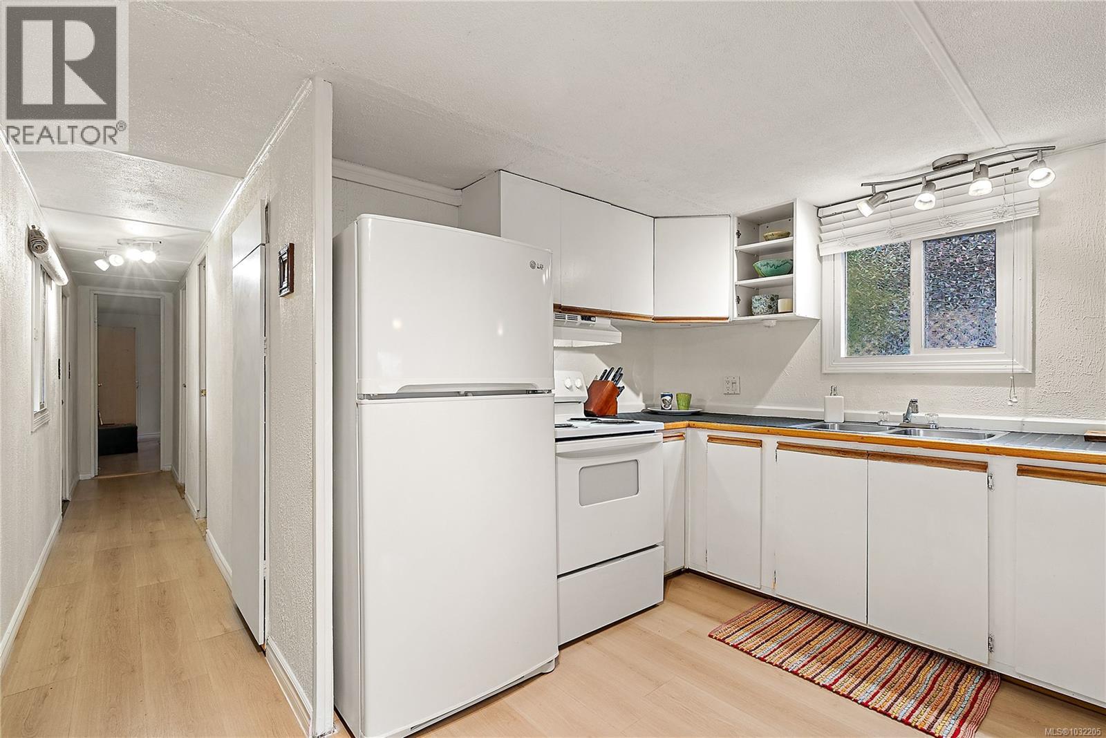 #11 2587 Selwyn Rd - 8