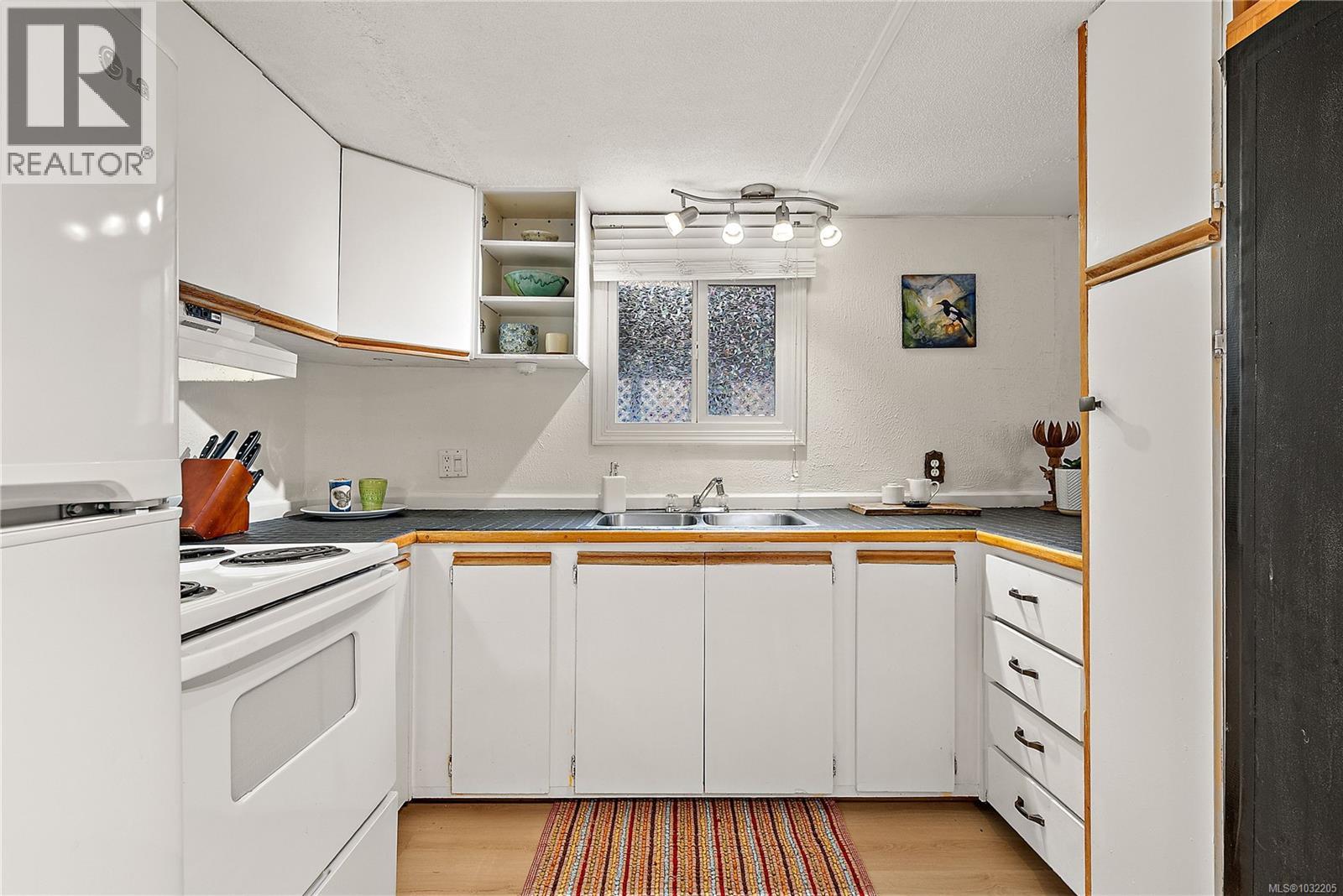 #11 2587 Selwyn Rd - 9