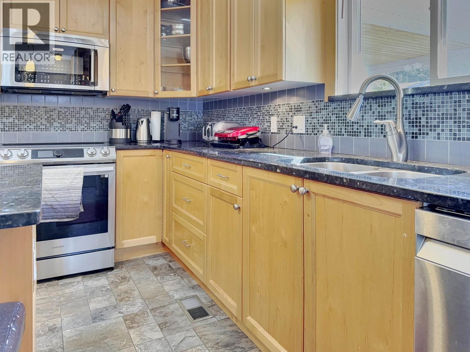 216 MOUNTVIEW DRIVE - 9