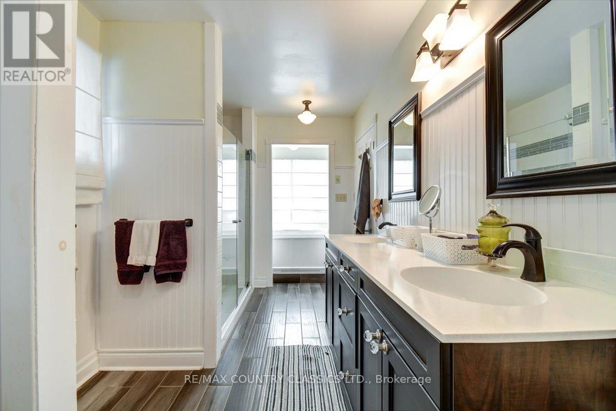 Double Sink in Ensuite Bath