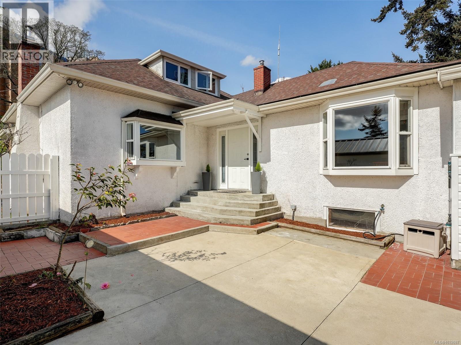 4031 Quadra St - Image 2