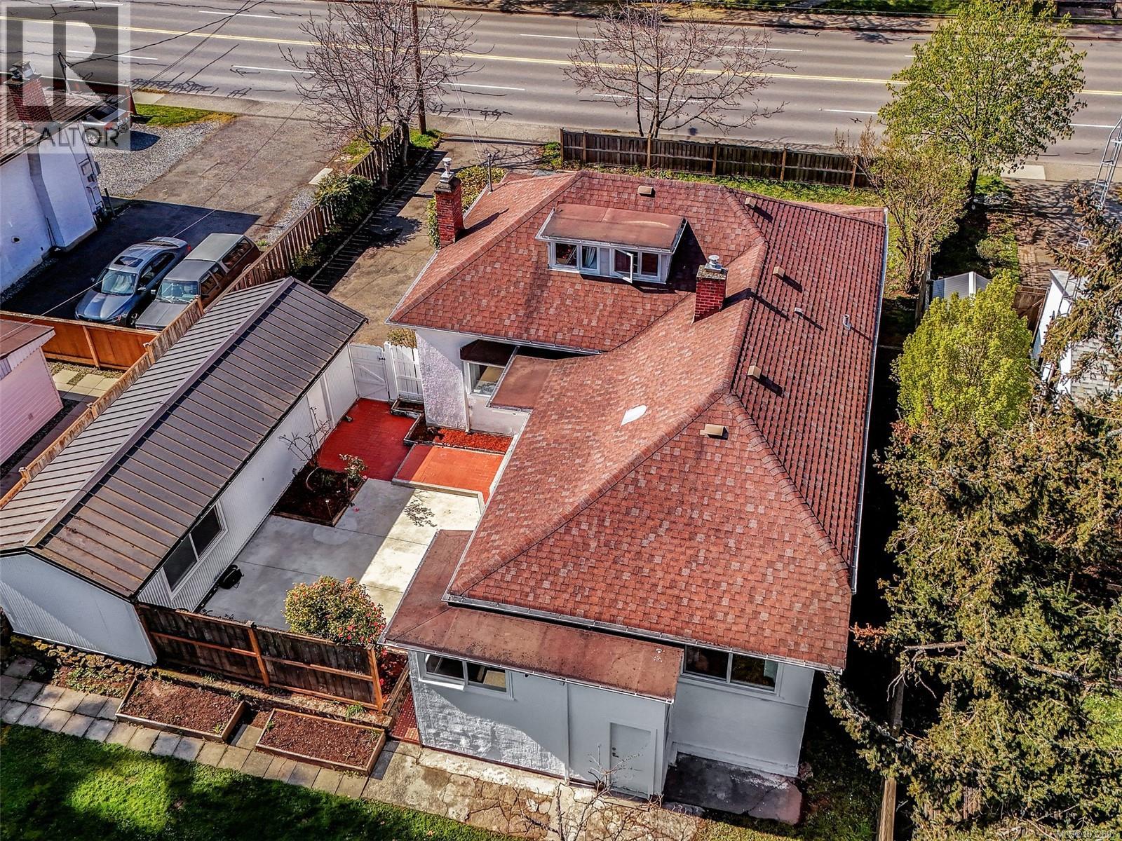 4031 Quadra St - Image 3