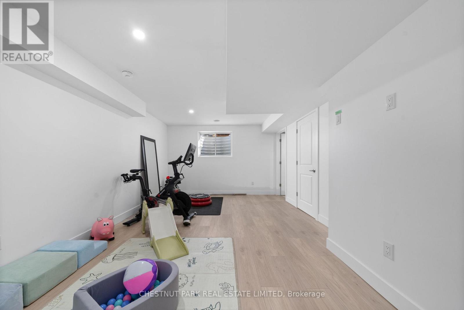 36 CAMPBELL CRESCENT - 25