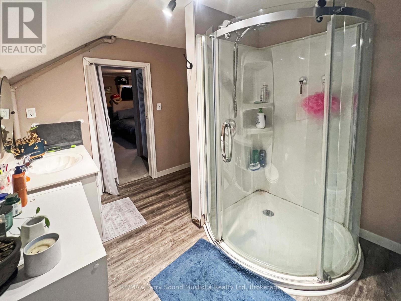 Convenient 2nd floor bath