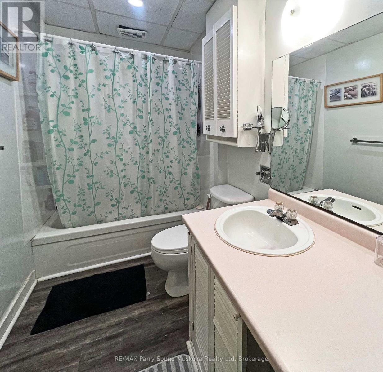 Main floor 4 pc bath