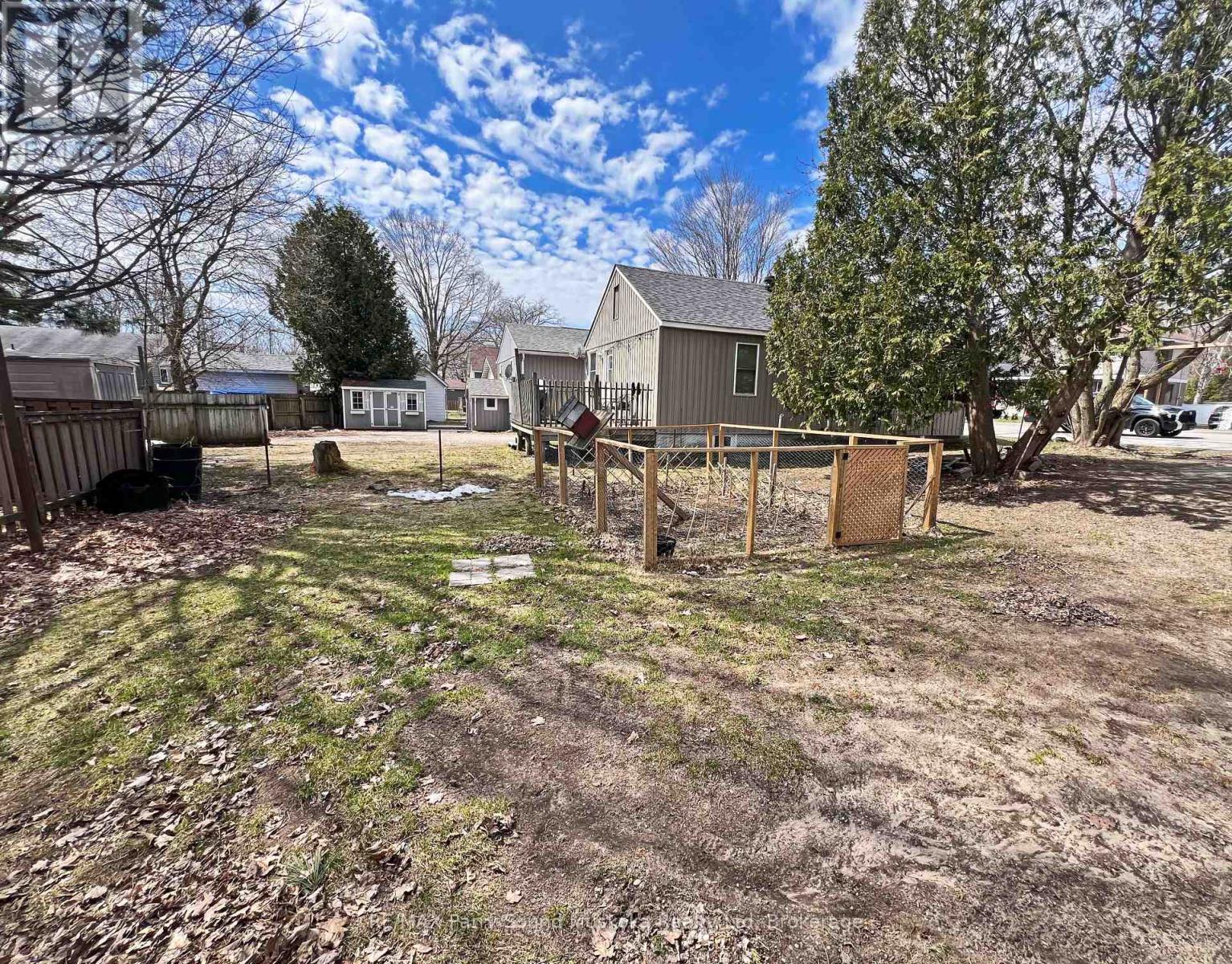 Fenced area ideal for children