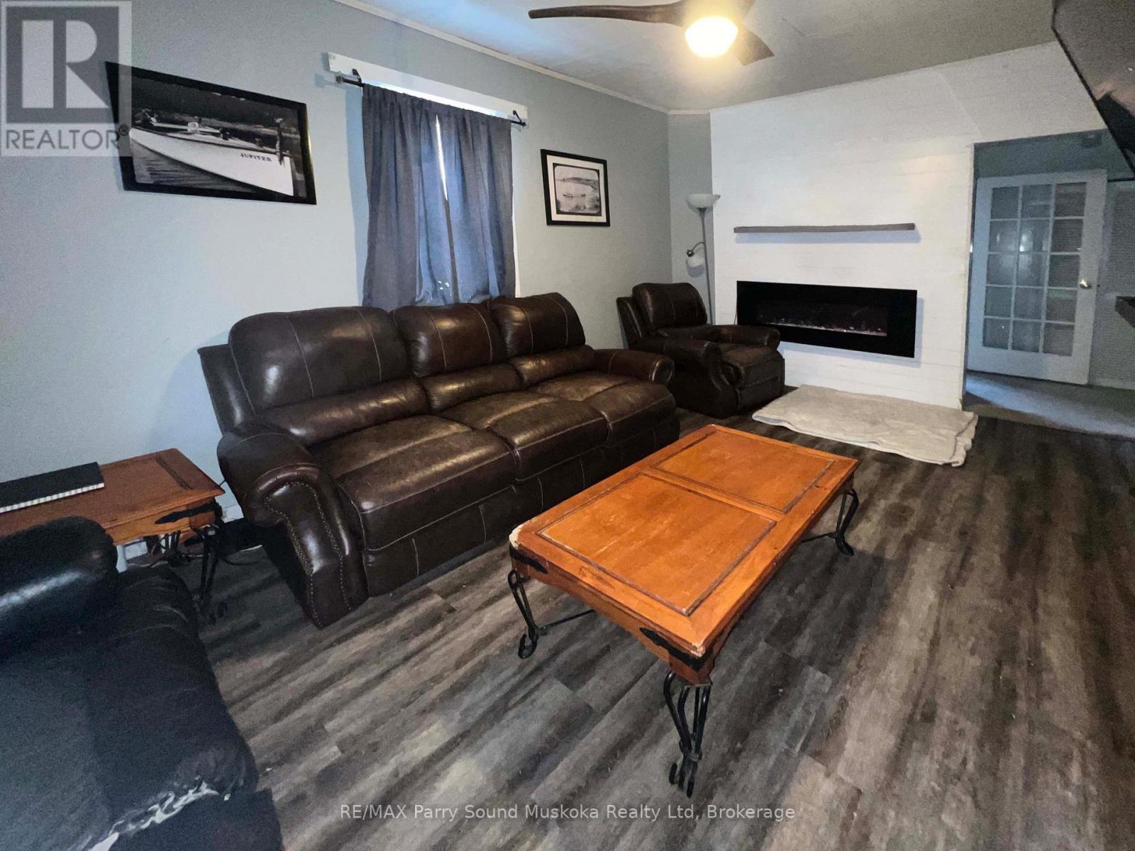 Living room w Cozy Fireplace