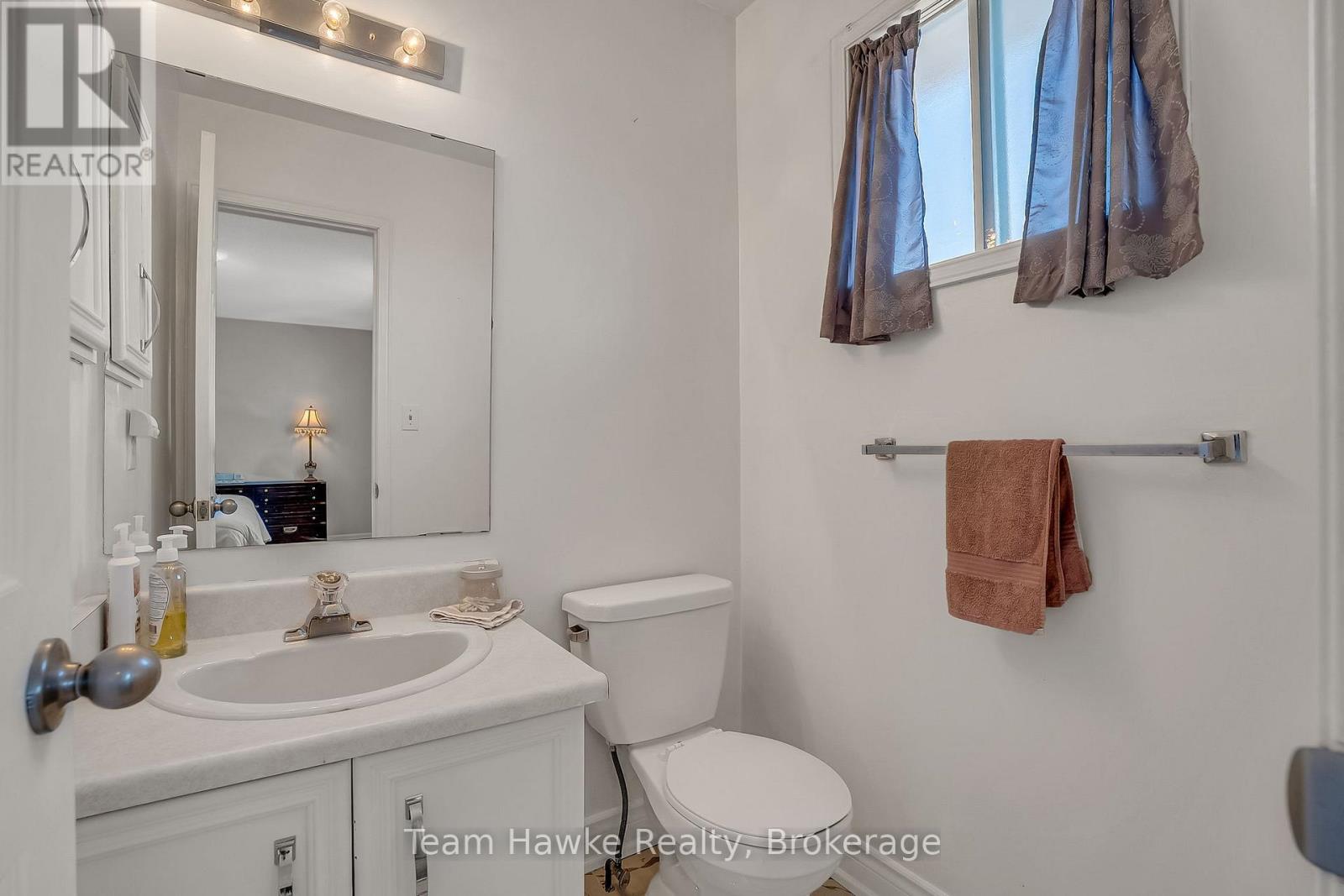 15 WHITE BOULEVARD - 17