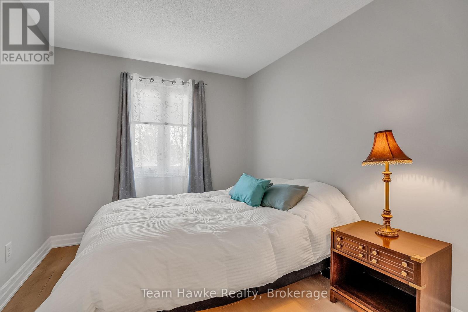 15 WHITE BOULEVARD - 19