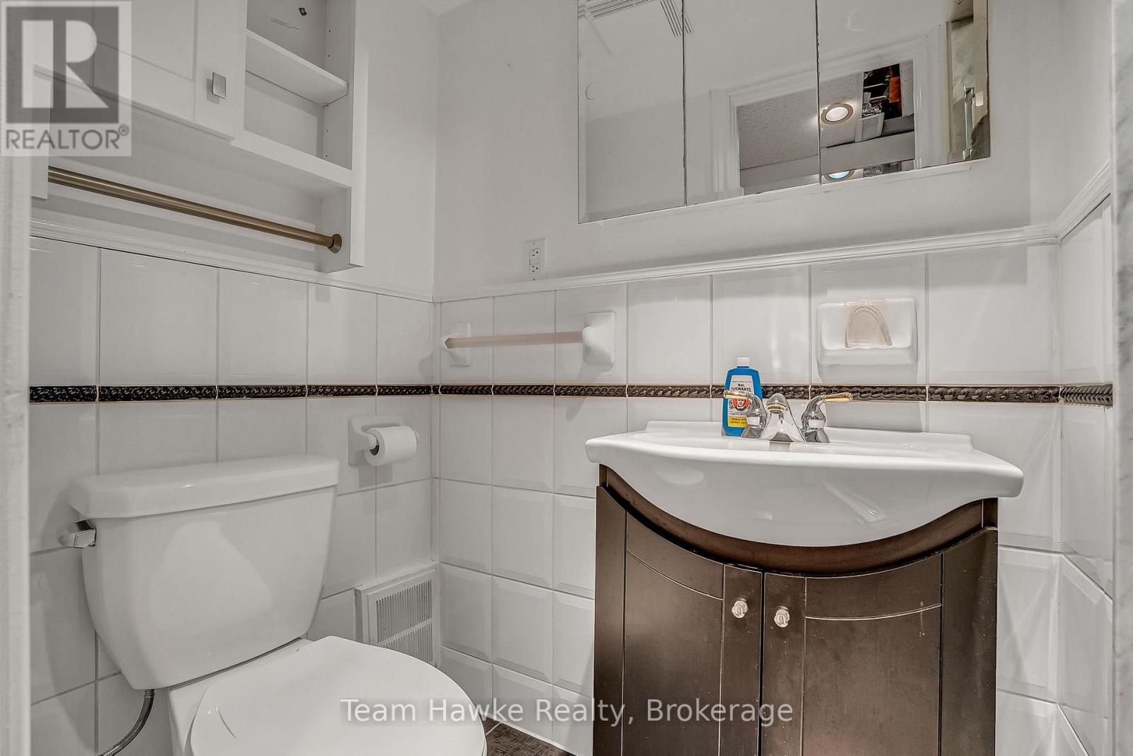15 WHITE BOULEVARD - 23