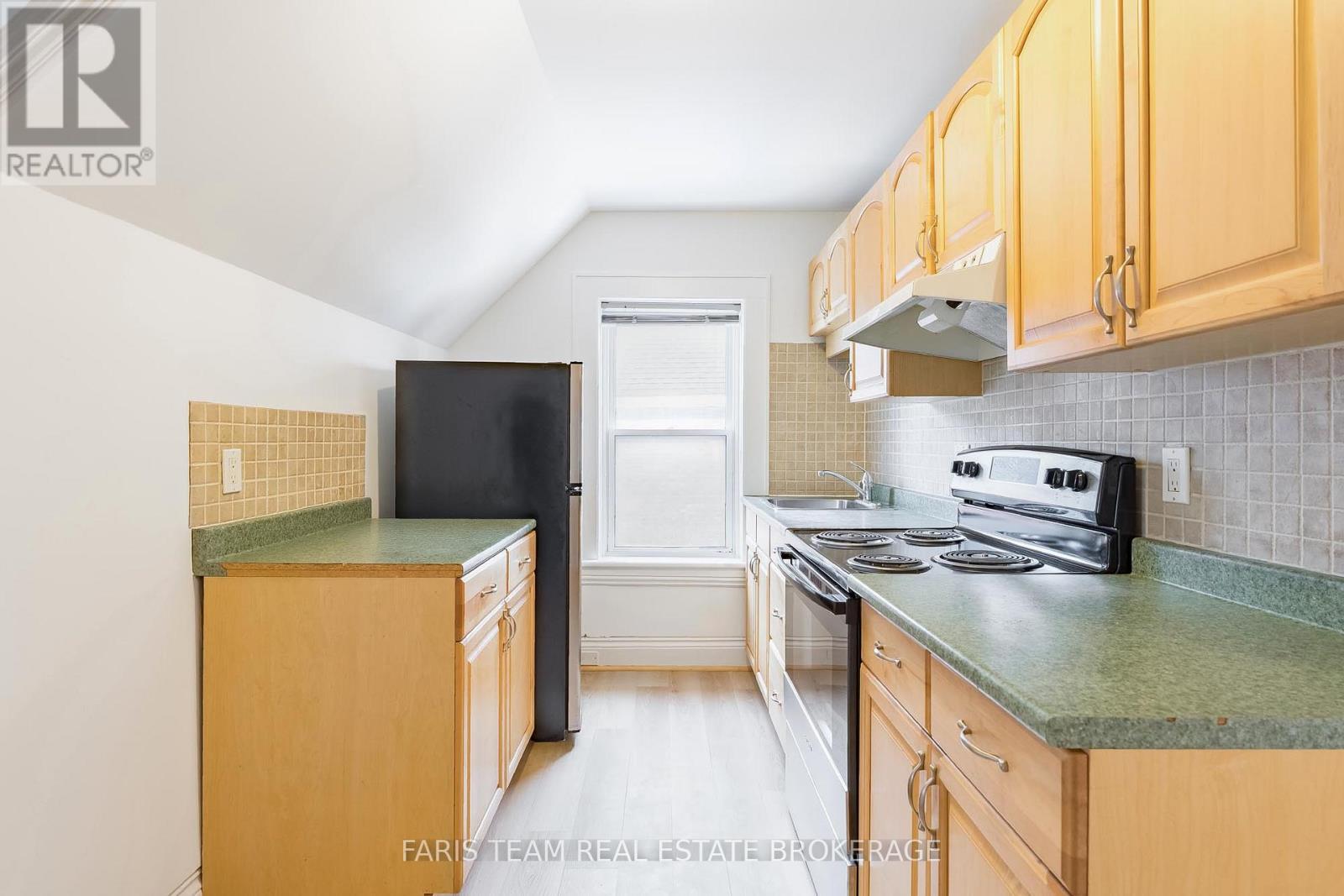 240 LACLIE STREET — photo 4