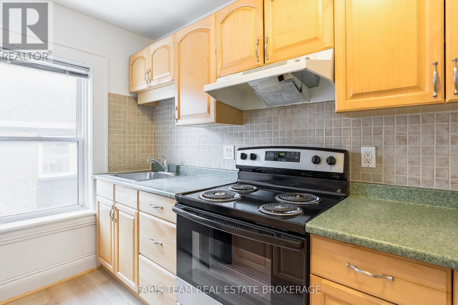 240 LACLIE STREET — photo 6