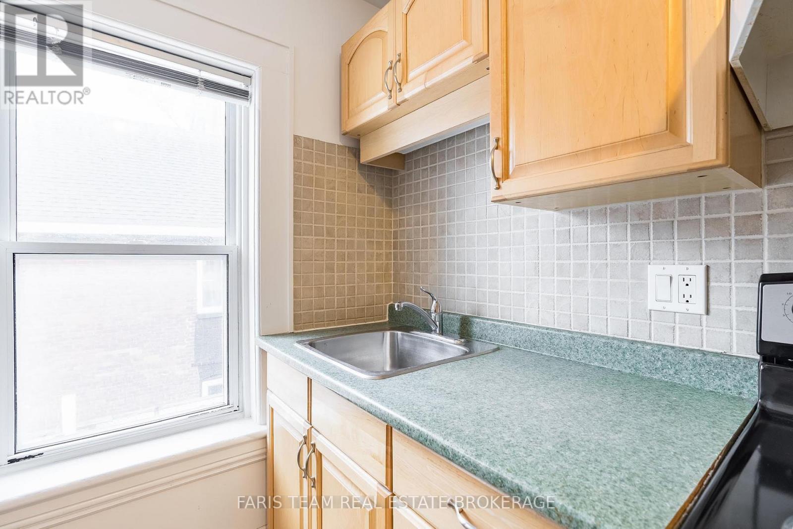240 LACLIE STREET — photo 7