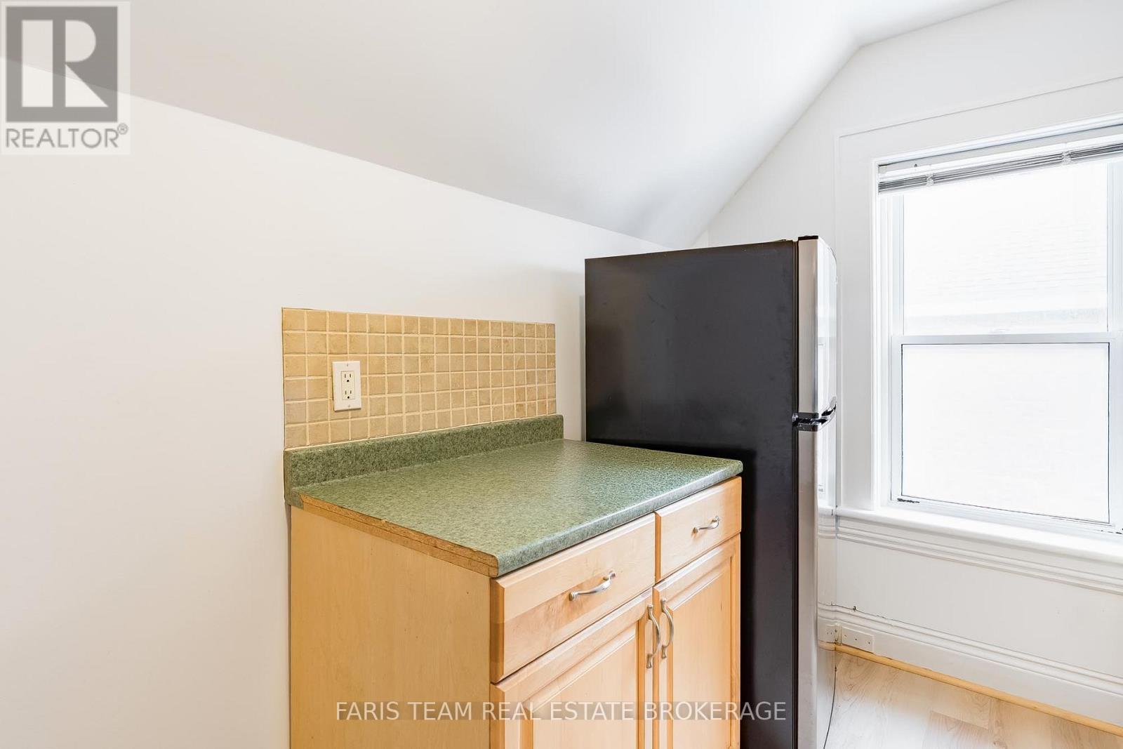 240 LACLIE STREET - 8